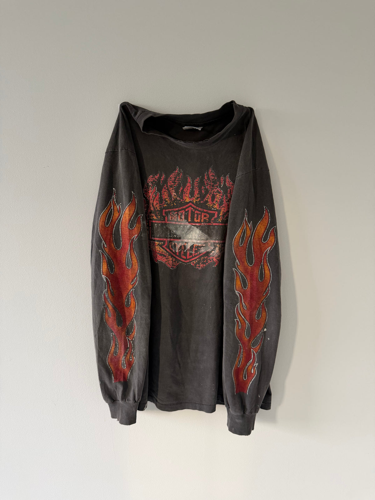 Deep Faded 1980s Harley Davidson Flameball Long-sleeve - L (21x28)